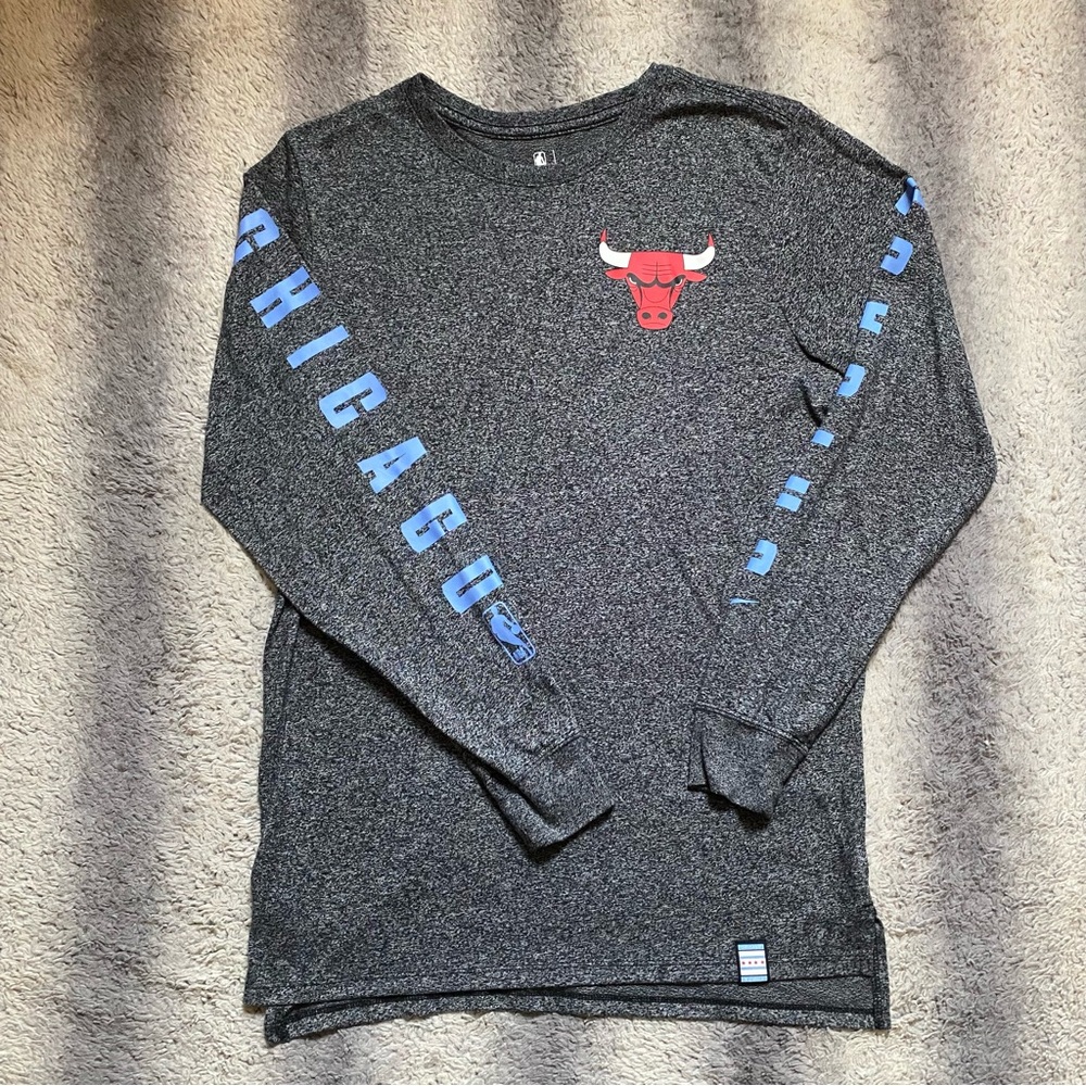 Nike NBA Chicago Bulls Gray Long Sleeve Shirt Men’s Small Red Bull Logo